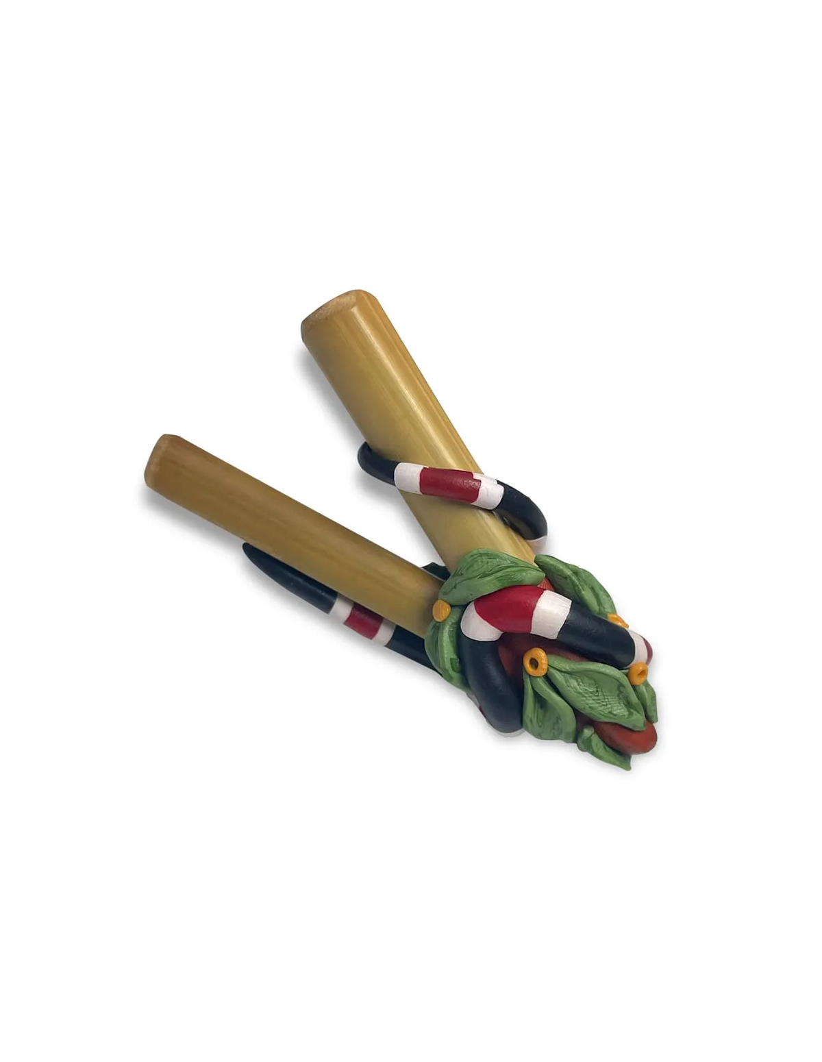 Kuripe en bambou – Serpent – tubes de bambou et serpent à anneaux rouges, blancs et noirs