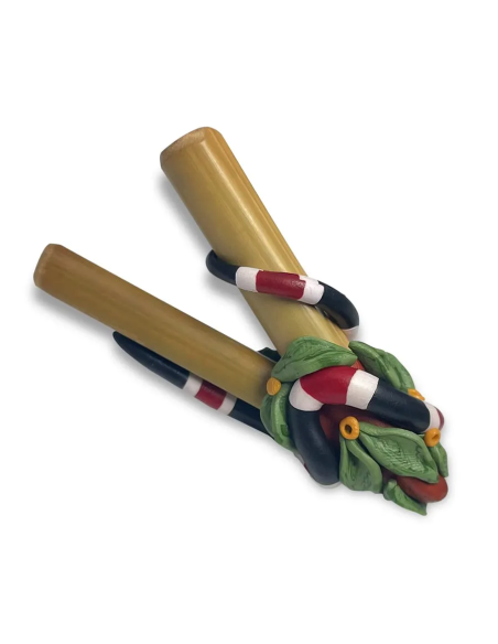 Kuripe en bambou – Serpent – tubes de bambou et serpent à anneaux rouges, blancs et noirs