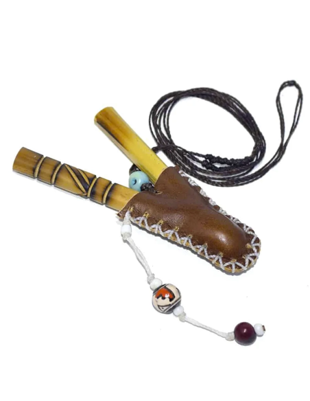 Kuripe en bambou – Ararunart Brown – tubes dans un manchon en cuir brun lacé, cordon foncé et perles