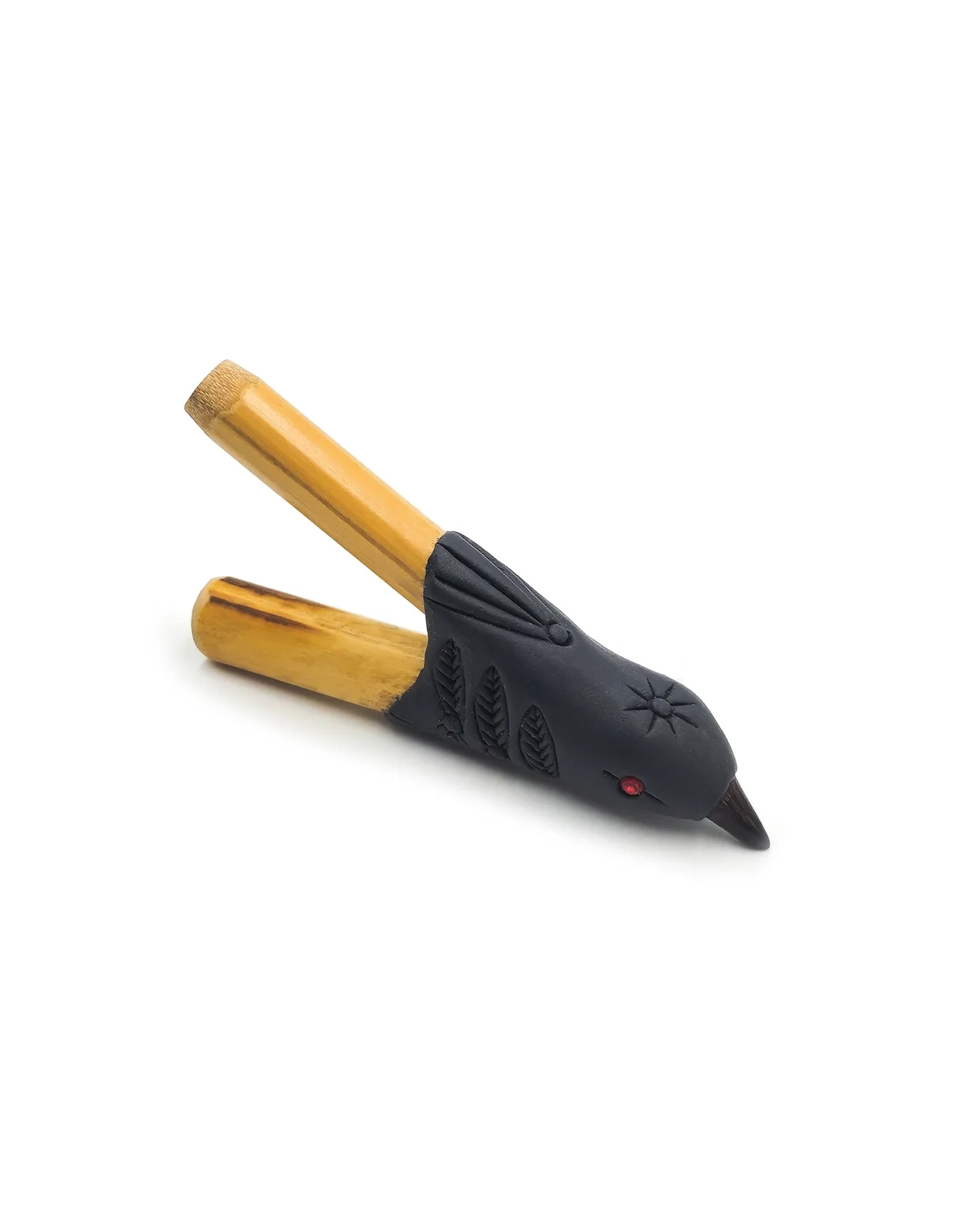 Kuripe en bambou – Oiseau noir – oiseau en résine noire à l’œil rouge, vue d’ensemble