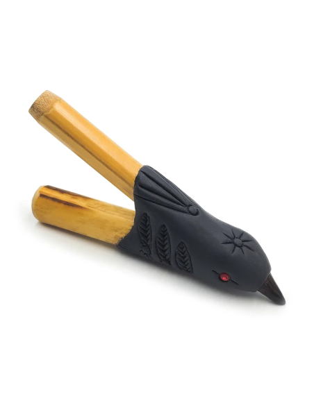 Kuripe en bambou – Oiseau noir – oiseau en résine noire à l’œil rouge, vue d’ensemble