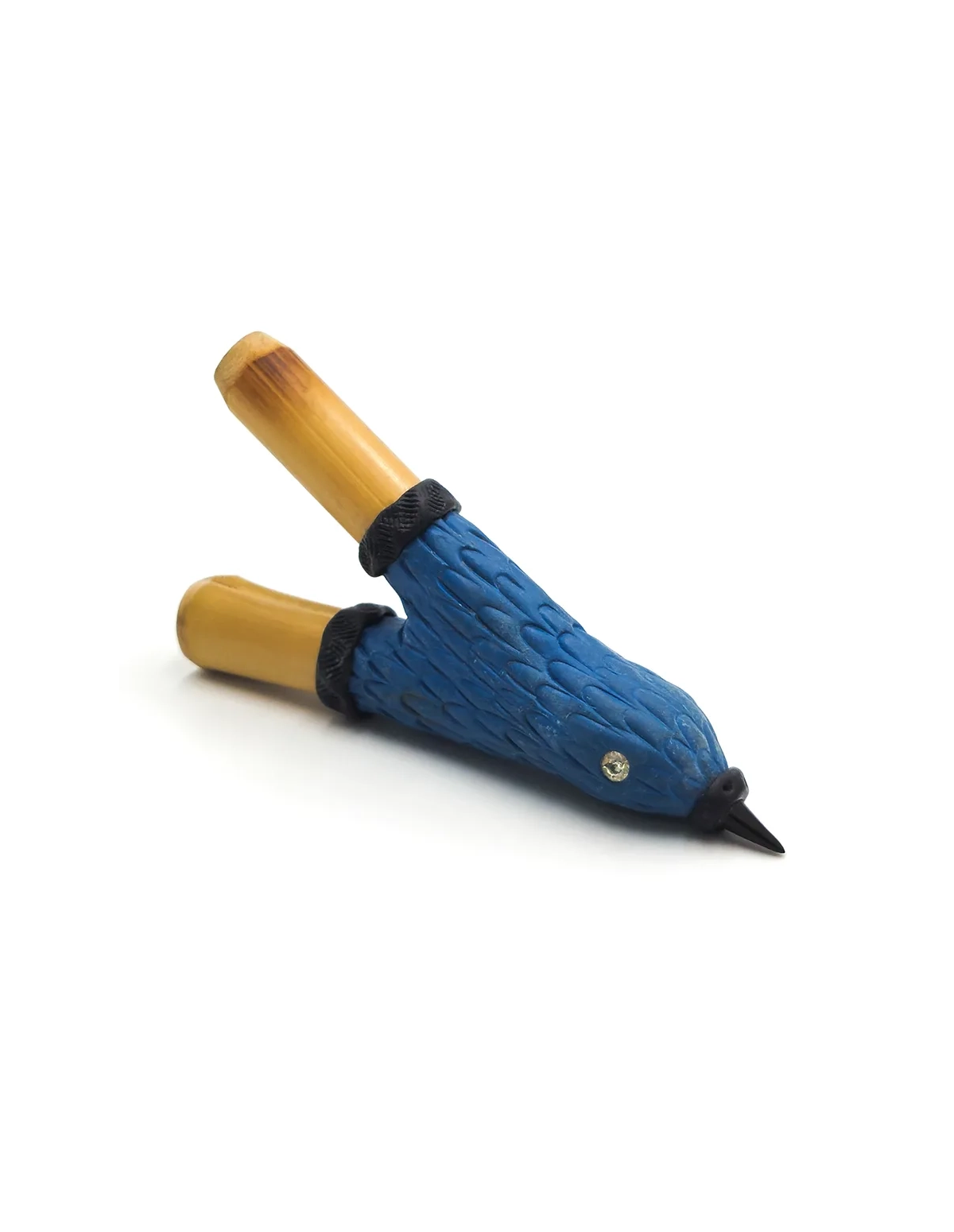 Kuripe en bambou – Oiseau bleu – oiseau en résine bleue aux plumes gravées et bec noir, vue d’ensemble