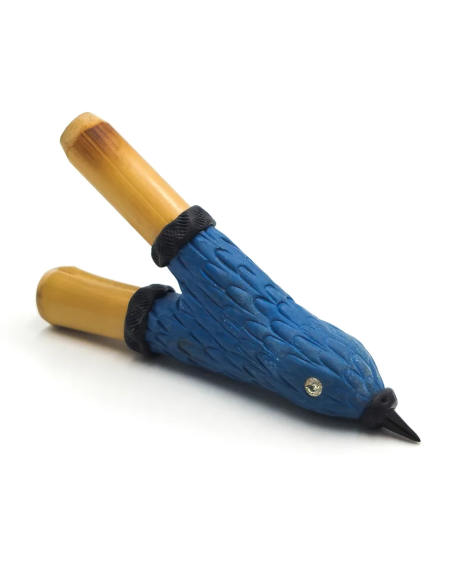 Kuripe en bambou – Oiseau bleu – oiseau en résine bleue aux plumes gravées et bec noir, vue d’ensemble