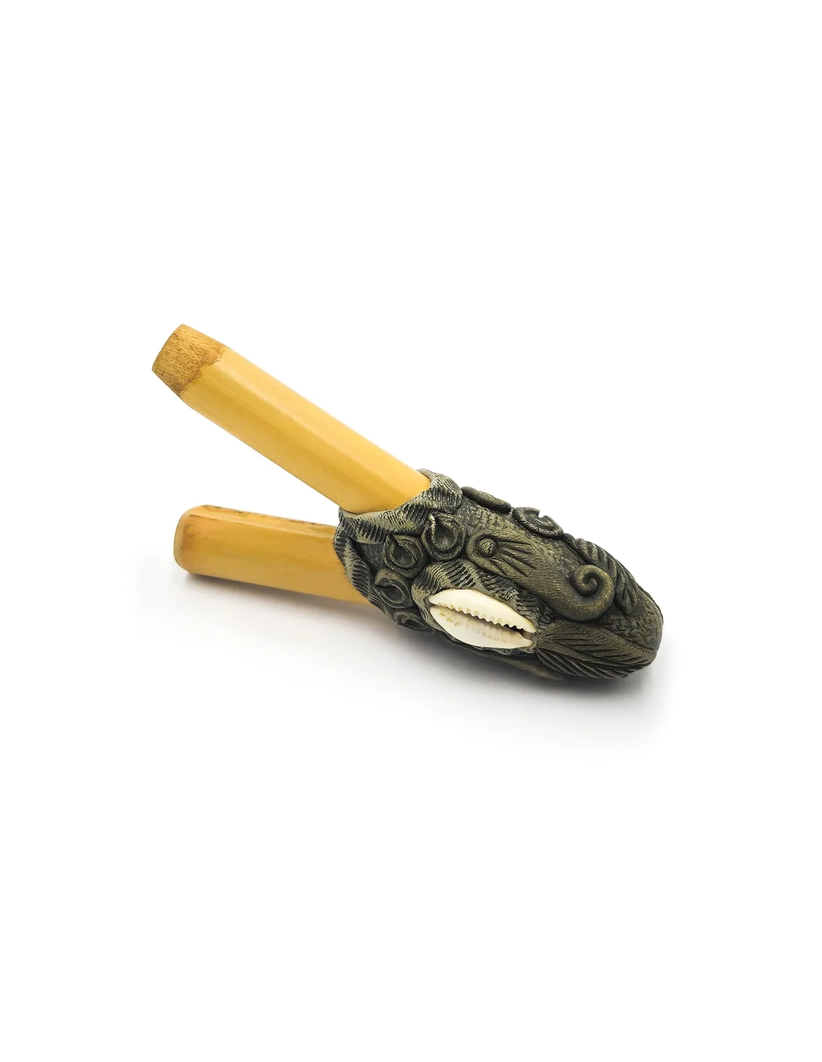 Kuripe en bambou – Buzio – tubes de bambou dans une gaine vert olive ornée d’un cauri, vue d’ensemble