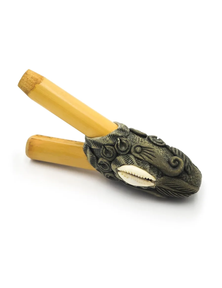 Kuripe en bambou – Buzio – tubes de bambou dans une gaine vert olive ornée d’un cauri, vue d’ensemble