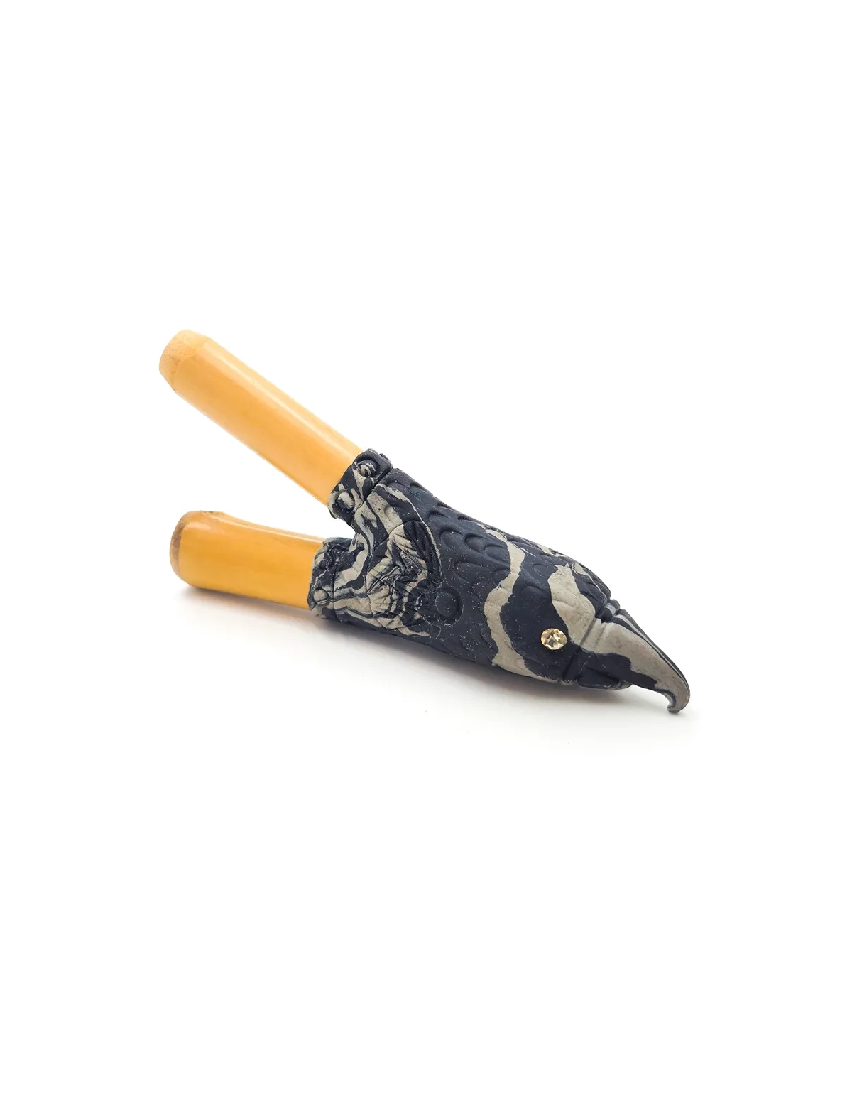 Kuripe en bambou – Aigle – tête d’aigle en résine marbrée noir et gris, vue d’ensemble