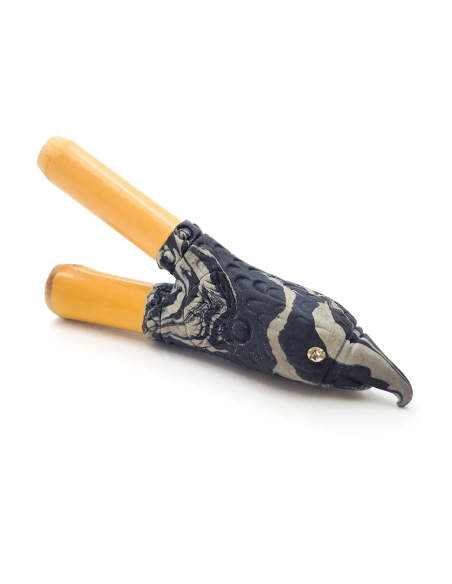 Kuripe en bambou – Aigle – tête d’aigle en résine marbrée noir et gris, vue d’ensemble