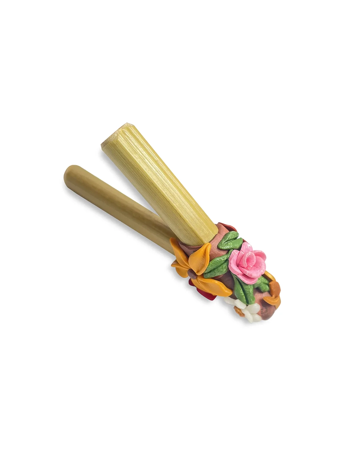 Kuripe en bambou – Fleurs – tubes de bambou ornés d’une rose, de fleurs et de feuilles modelées, vue d’ensemble