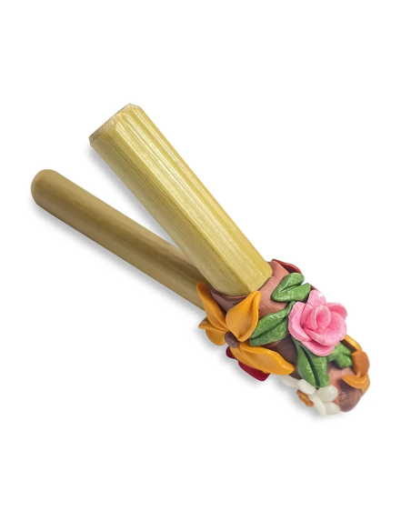 Kuripe en bambou – Fleurs – tubes de bambou ornés d’une rose, de fleurs et de feuilles modelées, vue d’ensemble