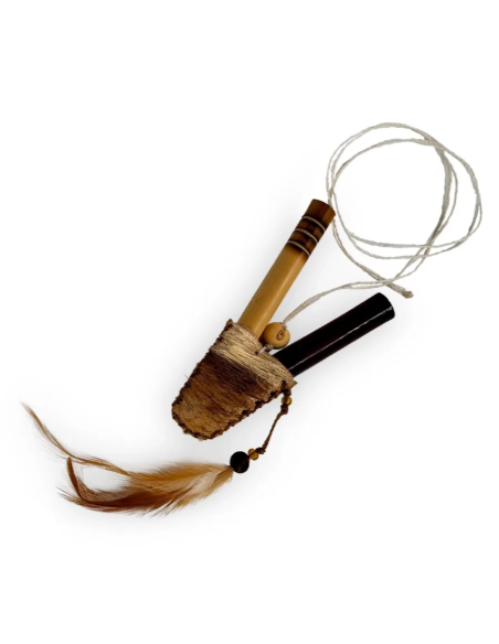 Kuripe en bambou – Ararunart Feather – tubes dans un manchon en cuir, cordon, perles et plume