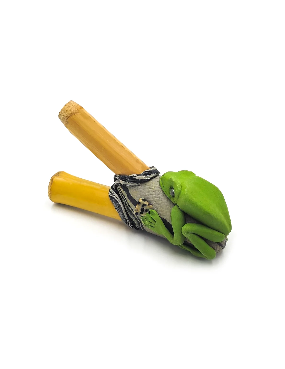 Kuripe en bambou – Kambo – grenouille verte et pièce tachetée, vue de côté