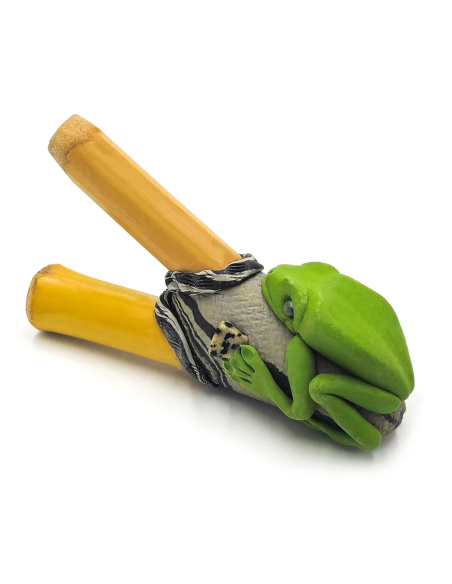 Kuripe en bambou – Kambo – grenouille verte et pièce tachetée, vue de côté