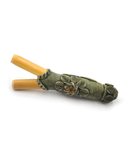Kuripe avec réservoir à rapé – face avec fleur en relief