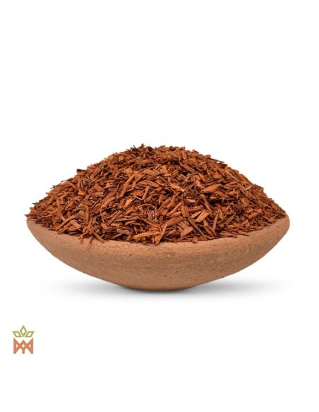Bois corail africain (Pterocarpus soyauxii) – bois râpé rouge entassé dans une coupelle