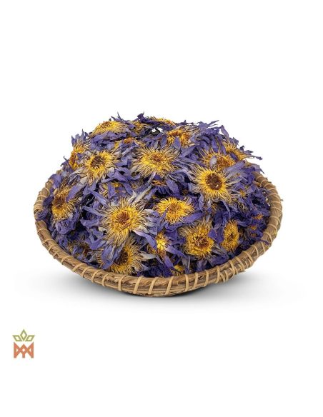Lotus bleu (Nymphaea caerulea) – fleurs entières séchées dans un panier tressé