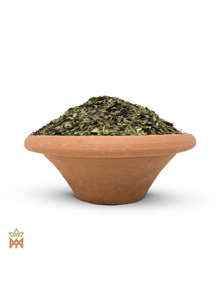 Guayusa d’Équateur (Ilex guayusa) – feuilles finement coupées dans un bol évasé en terre cuite