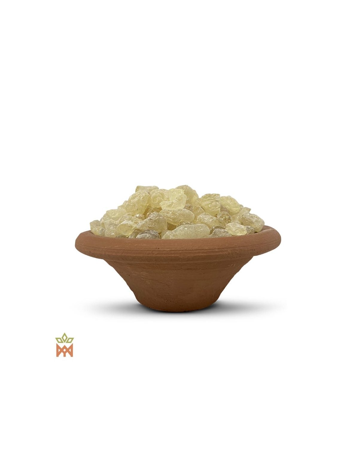 Dammar d’Indonésie – Résine d’encens de sève, Canarium strictum – morceaux de résine dans un bol en terre cuite, vue de côté
