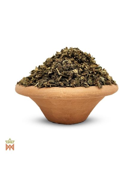 Feuilles de patchouli (Pogostemon cablin) – feuilles séchées finement coupées dans une coupe en terre cuite