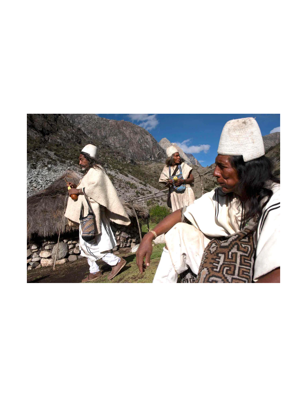 Cacao cérémoniel arhuaca de Colombie – personnes en tenue traditionnelle blanche dans une vallée de montagne