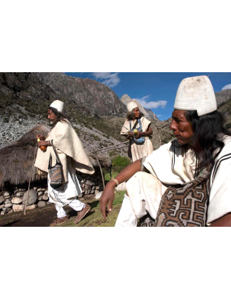 Cacao cérémoniel arhuaca de Colombie – personnes en tenue traditionnelle blanche dans une vallée de montagne