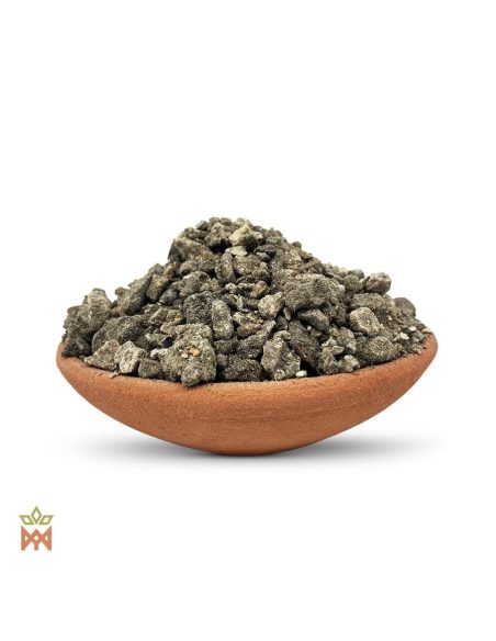Breu Branco du Brésil – granules de résine gris dans un bol en terre cuite, détail