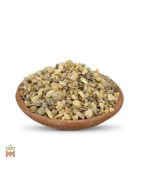 Oliban d’Inde – Résine d’encens, Boswellia sacra – larmes et grains jaunâtres et gris dans un bol en terre cuite, détail