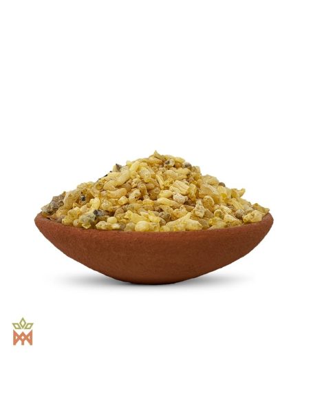 Sandaraque du Maroc – grains de sandaraque jaune paille à ambrés dans un bol en terre cuite, vue de côté