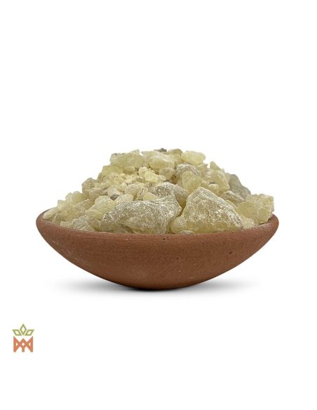 Copal blanc du Mexique – morceaux irréguliers de copal blanc en tas dans un bol en terre cuite, vue rapprochée