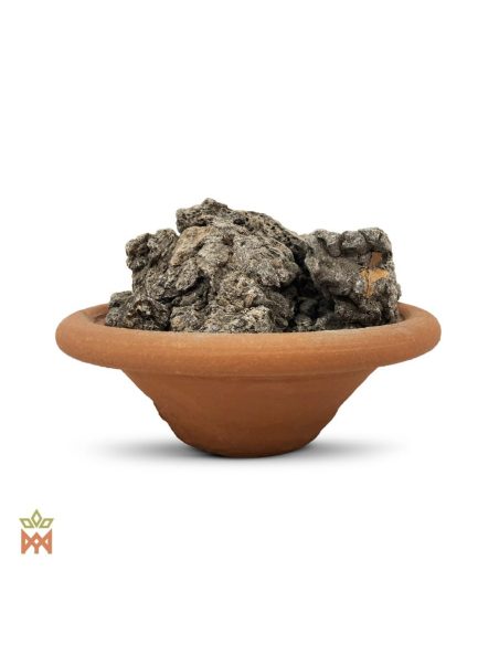 Copal gris du Pérou – morceaux de copal gris foncé et gris-brun dans un bol en terre cuite, vue de côté