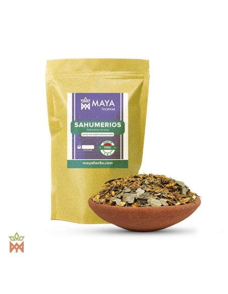 Sahumerios du Pérou – sachet Maya Incense à côté d’une coupelle du mélange de feuilles et de bois