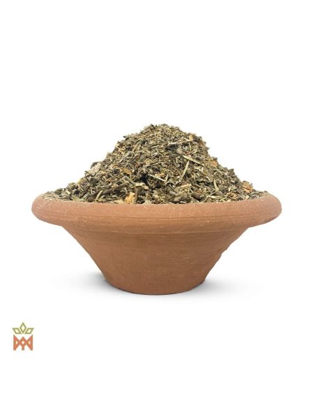 Mélange d’herbes Kumbaya – herbes vert-gris finement coupées dans un bol en terre cuite