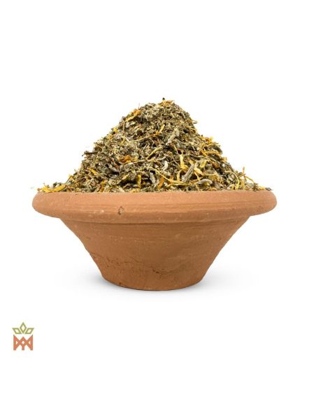 Kumbaya aux fleurs sauvages – herbes coupées et pétales jaunes et orange dans un bol en terre cuite