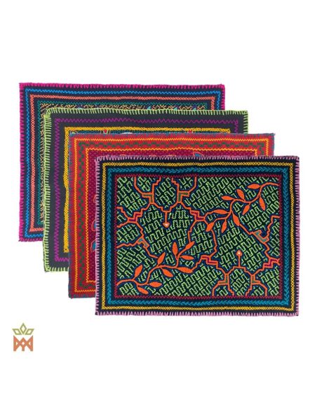 Textile décoratif Shipibo – Dix motifs au choix – plusieurs textiles brodés posés ensemble