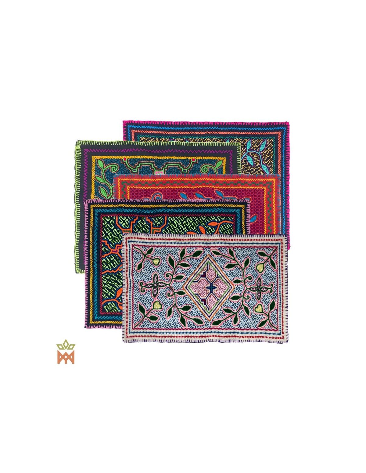 Textile décoratif Shipibo – Dix motifs au choix – groupe de textiles, au premier plan un motif de feuilles