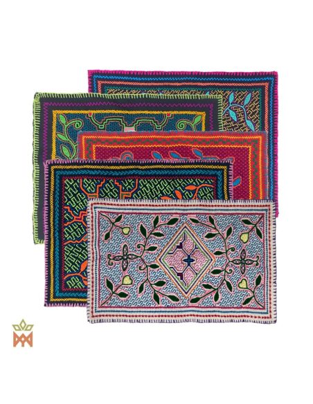 Textile décoratif Shipibo – Dix motifs au choix – groupe de textiles, au premier plan un motif de feuilles