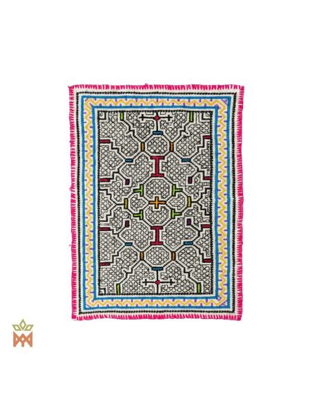 Textile décoratif Shipibo – Dix motifs au choix – labyrinthe noir et blanc dans des bordures colorées