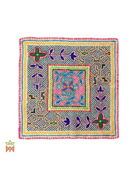 Textile décoratif Shipibo – Dix motifs au choix – pièce crème, centre rose et feuilles bleues