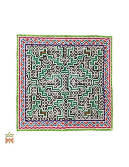 Textile décoratif Shipibo – Dix motifs au choix – labyrinthe vert et noir sur fond blanc bordé de rouge