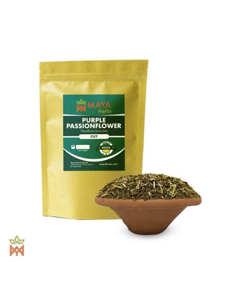 Passiflore, herbe finement coupée (Passiflora incarnata) – sachet Maya Herbs et herbe dans un bol en terre cuite