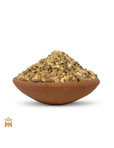 Résine de boswellia du Soudan – petits morceaux d’oliban jaune pâle à gris-brun dans un bol en terre cuite