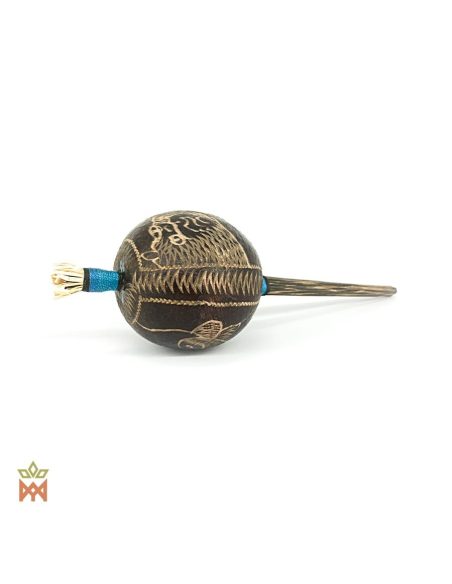 Maraca péruvienne en calebasse – Hochet artisanal – calebasse gravée d’une figure en forme de visage, manche en bois