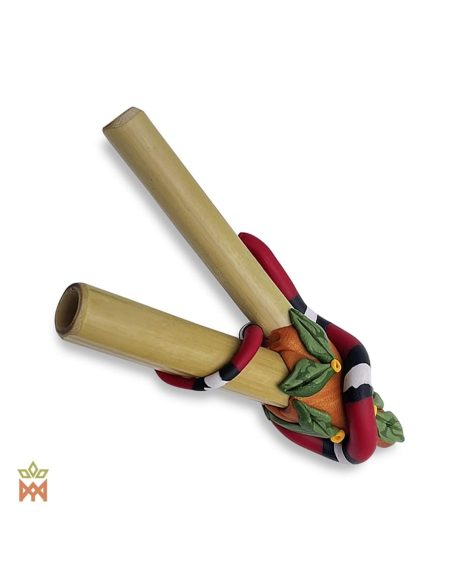 Kuripe serpent corail – vue d’ensemble, tubes en bambou et serpent modelé