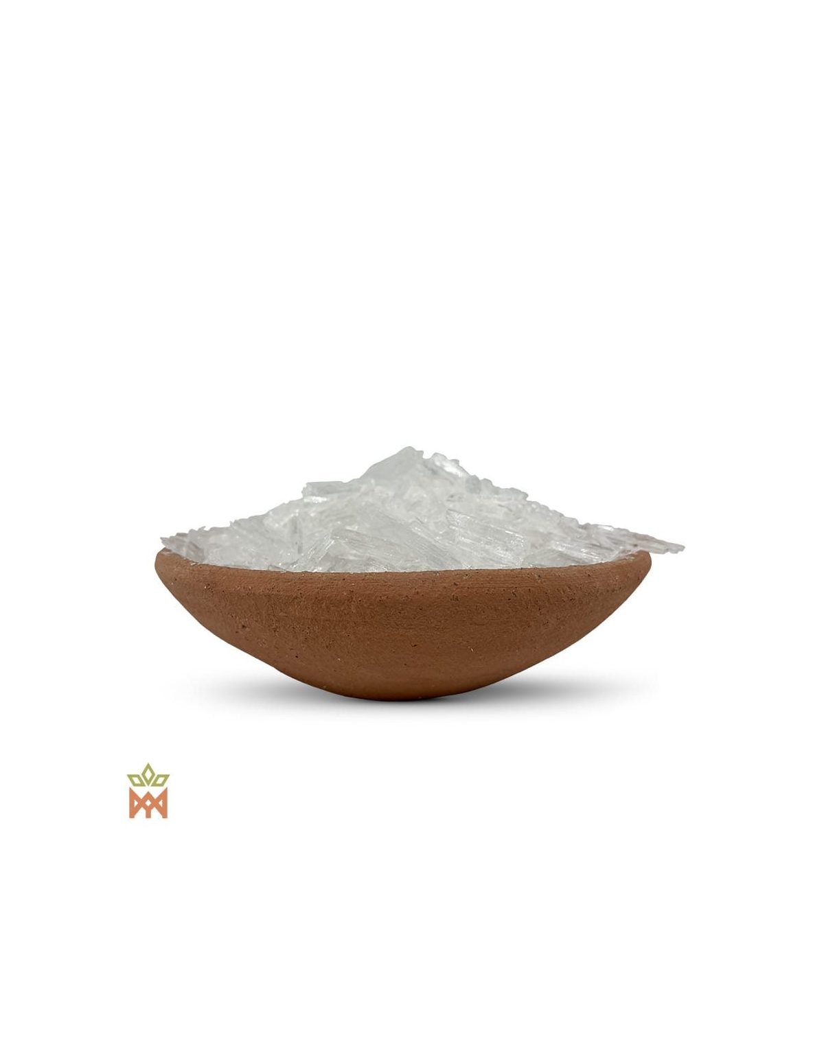 Menthol d’Indonésie – cristaux de menthol en aiguilles, incolores à blancs, dans un bol en terre cuite