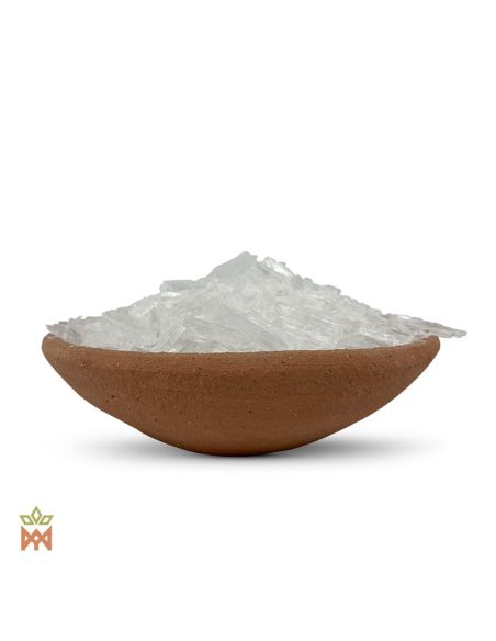 Menthol d’Indonésie – cristaux de menthol en aiguilles, incolores à blancs, dans un bol en terre cuite