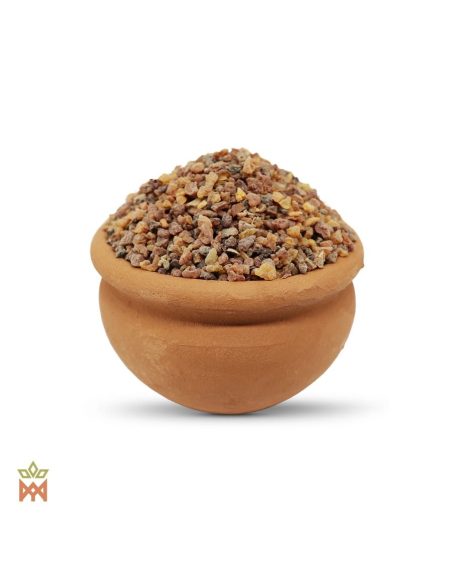 Myrrhe d’Éthiopie – petits granules de myrrhe brun-rouge dans un bol profond en terre cuite