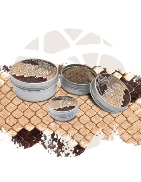 Rapé Huni Kuin – Cacau – boîtes étiquetées, dont une ouverte avec la poudre brun rougeâtre